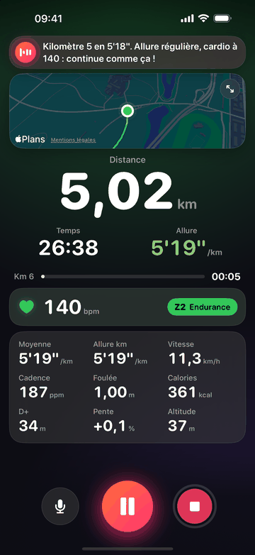RunWay pendant une course. Le coach dit : « Kilomètre 5 en 5'18". Allure régulière, cardio à 140 : continue comme ça ! » En dessous, la carte en direct, 5,02 km en 26:38 à 5'19" du kilomètre, cardio à 140 en zone 2.