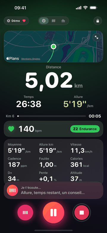 Le bouton micro maintenu pendant une course : un panneau affiche « Je t’écoute… Allure, temps restant, un conseil… » sous les chiffres en direct.